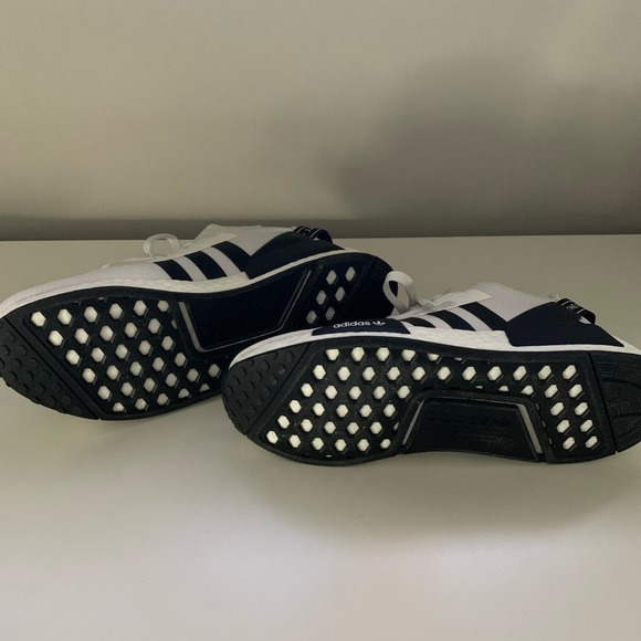 BRAND NEW Adidas NMD_R1 V2 Mens runners - Picture 3 of 5